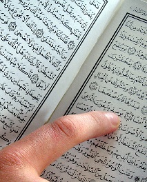 Unterschied zwischen Gesandter und Prophet: Bild von einem Finger, das auf eine Koranstelle gelegt wurde