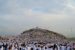 Berg Arafat mit zahlreichen Pilgern in weissen Tüchern um den Berg
